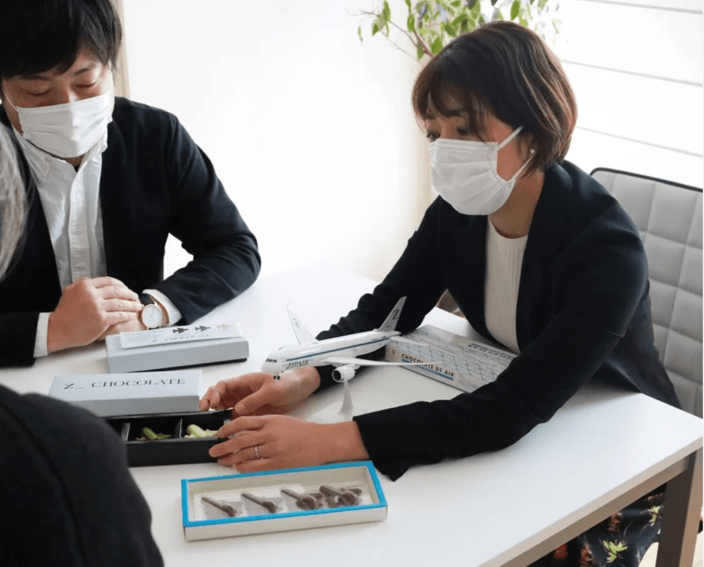 代表の前田が手がけた ZIPAIRさんのオリジナルチョコレートの開発について、インタビュー記事が公開されました。 - ショコラ・ダ・ファミリア - Chocolate de Familia