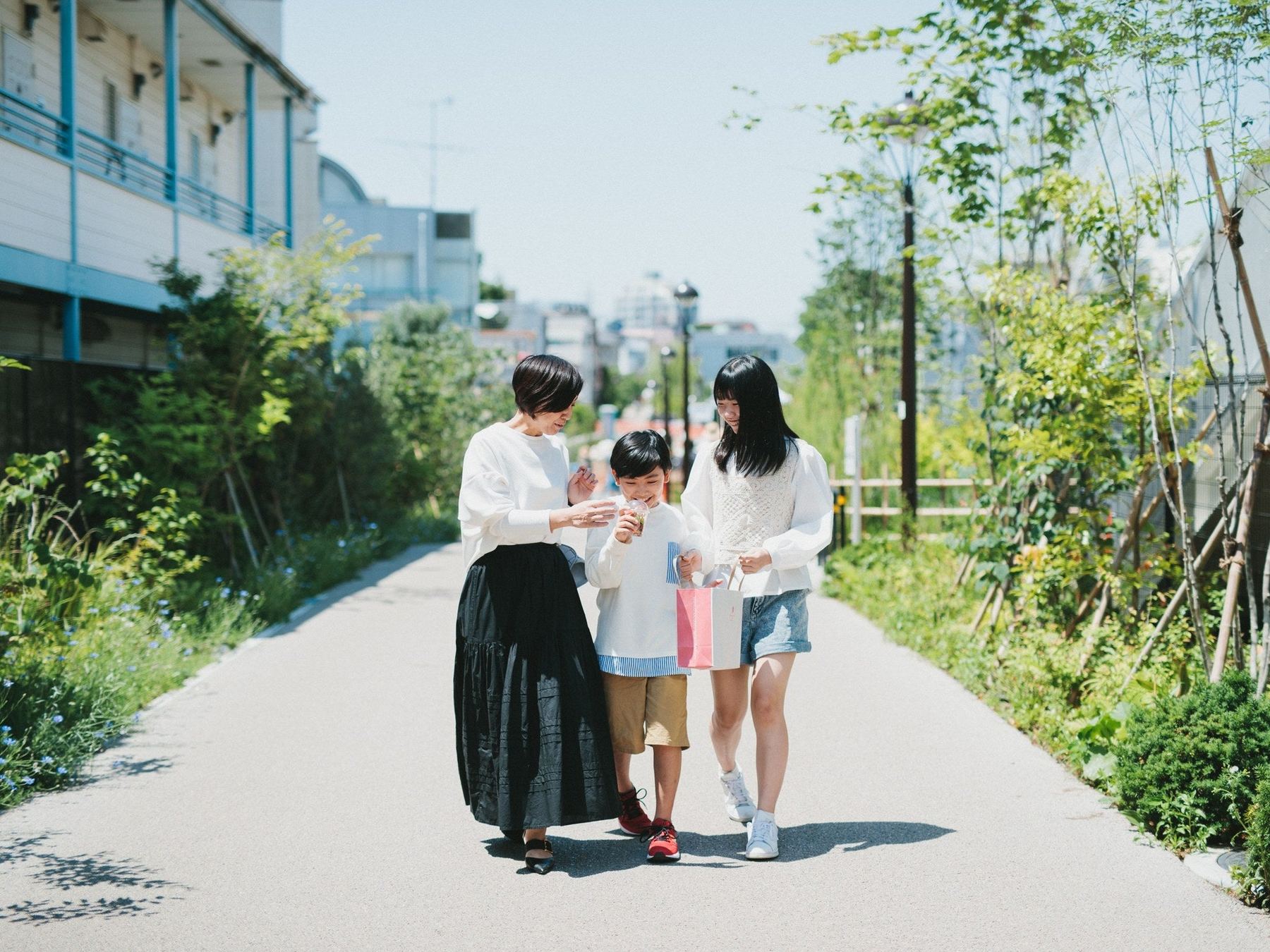 チョコレートで、ゆたかな社会を — 散歩する家族