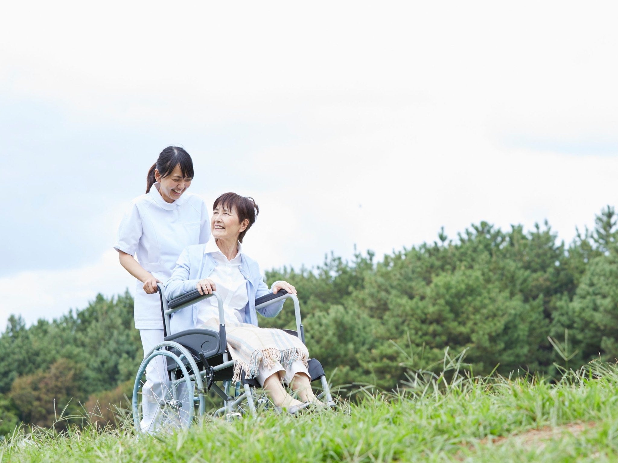 車椅子の方と介助者の散歩