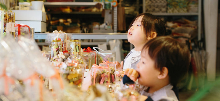 店内でチョコレートを選ぶ子どもたち（TOPヒーロー）